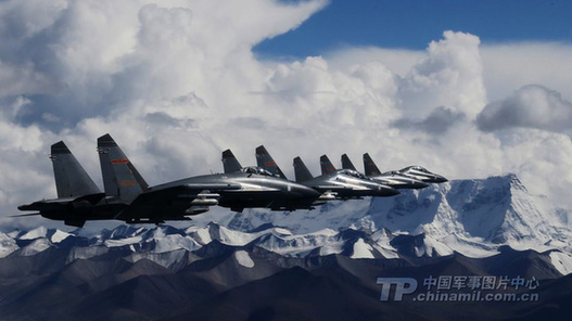 中國空軍重型三代戰(zhàn)機(jī)掛實(shí)彈巡航喜馬拉雅山脈