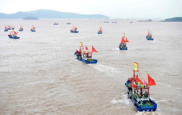 千艘漁船抵達(dá)釣魚島外圍 千面國旗浩蕩場(chǎng)面壯觀