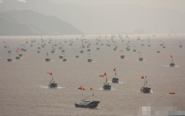 千艘漁船抵達釣魚島外圍 千面國旗浩蕩場面壯觀