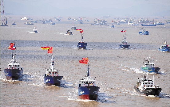 千艘漁船抵達(dá)釣魚島外圍 千面國(guó)旗浩蕩場(chǎng)面壯觀