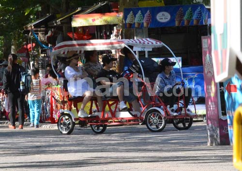 李小璐挺大肚逛公園似女皇 婆婆老公輪番伺候