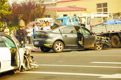 青島3車相撞變一堆零件馬3打滾 場面慘烈1死1重傷