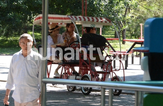 李小璐挺大肚逛公園 賈乃亮嘟嘴配合愛妻自拍