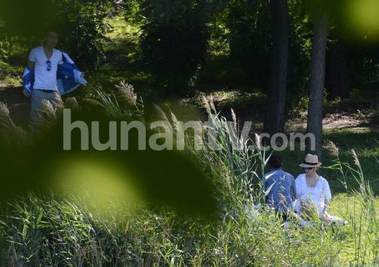 李小璐挺大肚逛公園 賈乃亮嘟嘴配合愛妻自拍