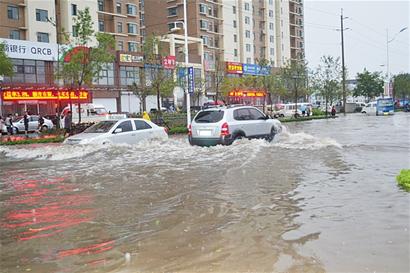 膠南遭罕見暴雨襲擊 馬路積水車輛水中游泳