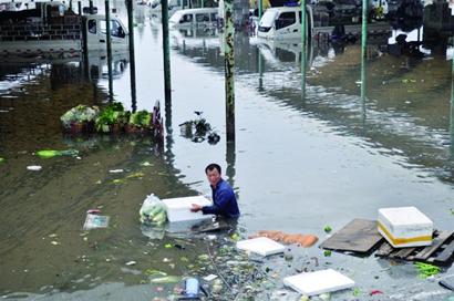 膠南遭遇罕見暴雨 水深一米半變汪洋