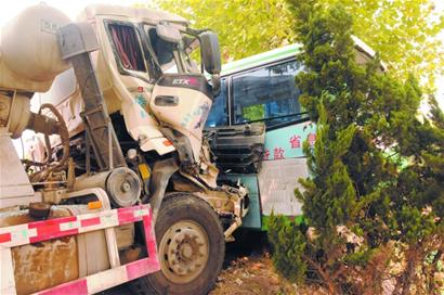 半路殺出摩托車(chē) 攪拌車(chē)頂公交沖向溝乘客破相