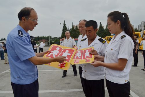 青島發(fā)校車身份證 社會車輛不避讓將罰款200