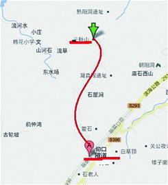 指示牌遭惡搞方向標(biāo)反 旅游迷路供品果腹