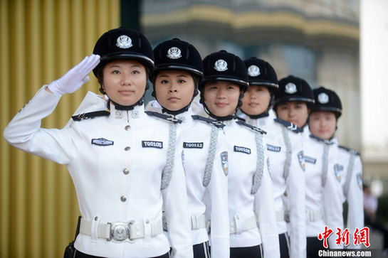 揚(yáng)州80后女子特勤隊(duì)換新裝 警花英姿颯爽