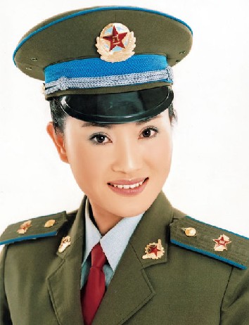 宋祖英軍銜與陳思思同級(jí) 揭軍旅女歌手真正軍銜