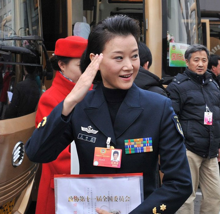 宋祖英軍銜與陳思思同級(jí) 揭軍旅女歌手真正軍銜