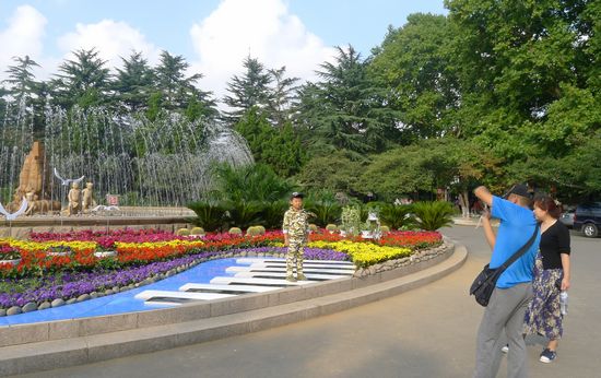 中秋國(guó)慶臨近節(jié)日氣氛濃 靚麗街景裝扮青島