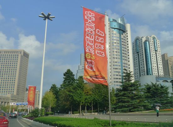 中秋國(guó)慶臨近節(jié)日氣氛濃 靚麗街景裝扮青島