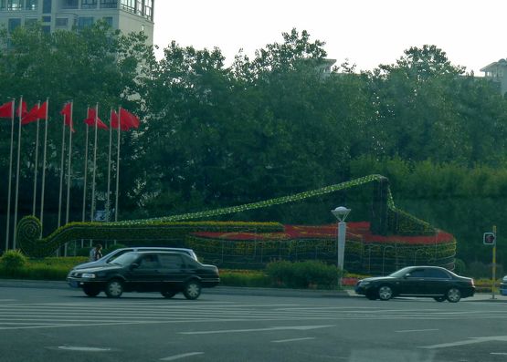 中秋國(guó)慶臨近節(jié)日氣氛濃 靚麗街景裝扮青島