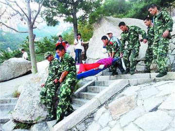 青島女子爬嶗山走野路墜落石縫 7人忙半小時(shí)抬下山