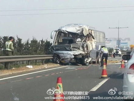 青銀高速車禍 核載53人大客翻溝底致13人死亡