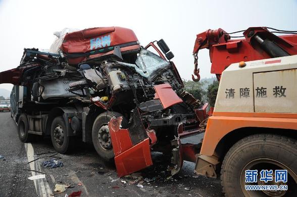 京珠高速湖南段超20輛車連環(huán)撞 至少3人死亡