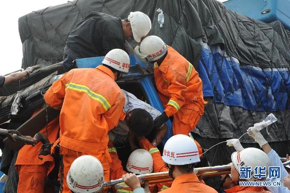 京珠高速湖南段超20輛車連環(huán)撞 至少3人死亡