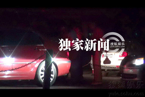 趙薇愛女小四月坐火車返京 獲豪華房車接站