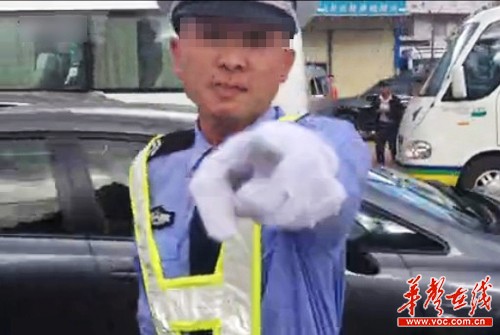 云南一協(xié)警大罵游客遭偷拍 官方稱已停其職務