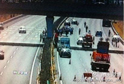 滬陜高速崇啟大橋一轎車(chē)沖向養(yǎng)護(hù)工人 致5死3傷