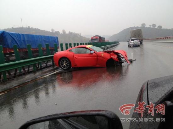 法拉利車隊(duì)包茂高速追尾 兩車散架司機(jī)被夾車內(nèi)