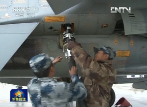 空軍新型飛機雨中飛行訓練照曝光 隊列整齊震撼