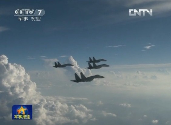 空軍新型飛機雨中飛行訓練照曝光 隊列整齊震撼