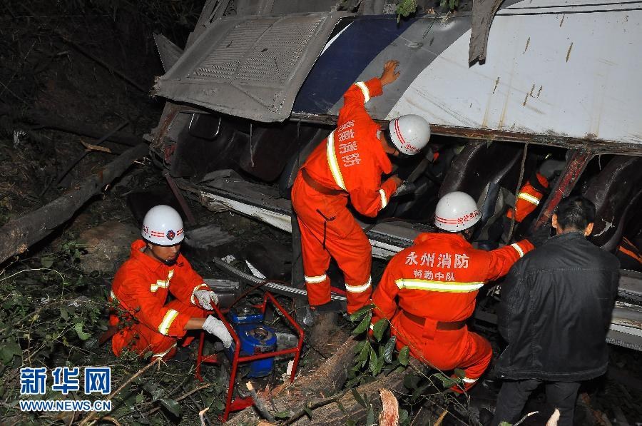 湖南永州載有48人大巴車墜崖