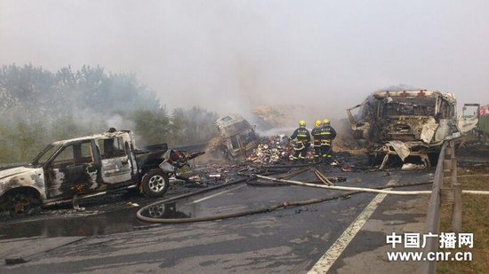 唐津高速18車相撞起火 已致1死近20人受傷