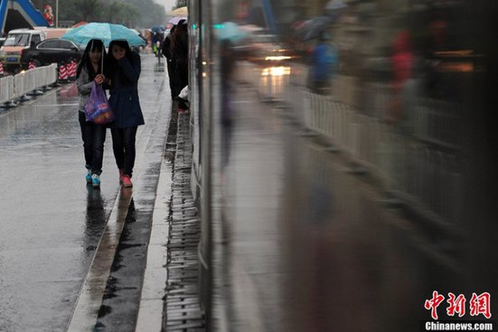 北京降雨烏云密布 下午兩點如同深夜