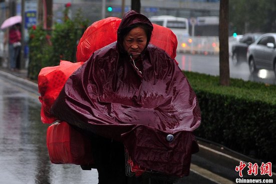 北京降雨烏云密布 下午兩點(diǎn)如同深夜