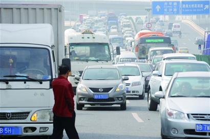 海爾立交小刮蹭司機(jī)不走 黑龍江路爆堵兩小時