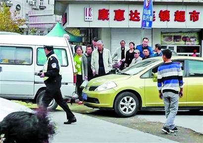 瑞昌路三車連環(huán)追尾 過路司機(jī)看熱鬧釀二次車禍