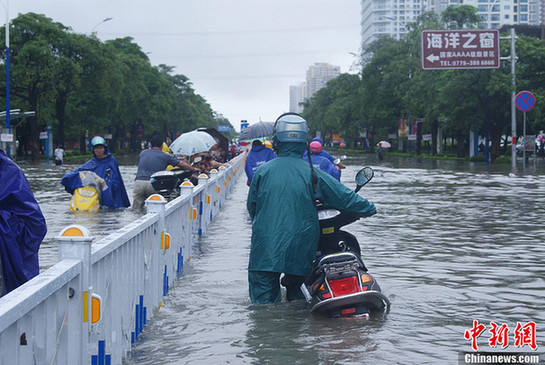 臺(tái)風(fēng)山神襲廣西交通癱瘓 車輛被淹司機(jī)車頂脫困