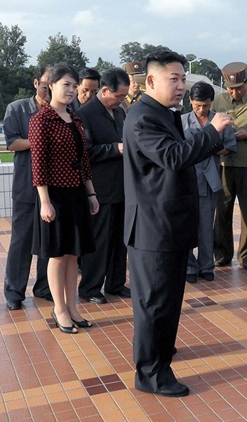 金正恩夫人李雪主50天后再亮相 與金正恩看演出