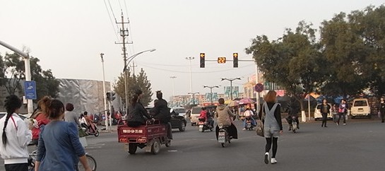 體驗青島式過馬路:行人組團肉搏擁堵車道