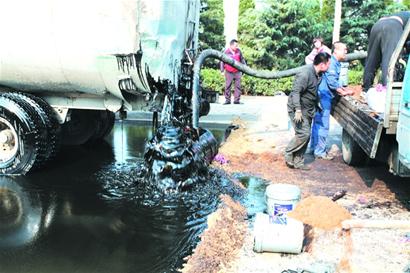 青島2油罐車追尾10噸原油泄露 路變百米黑河