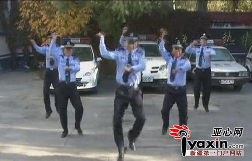 新疆民警派出所內(nèi)跳騎馬舞 網(wǎng)友稱太歡樂(圖)