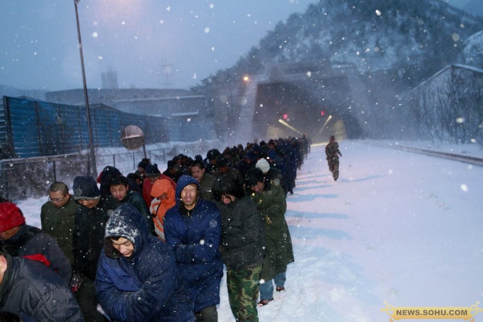 京藏高速數(shù)千受困者雪中大轉(zhuǎn)移 頭發(fā)結(jié)滿冰碴