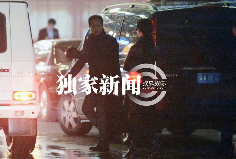 劉亦菲攜母回京 繼父陳金飛百萬豪車接機(jī)身兼多“職”