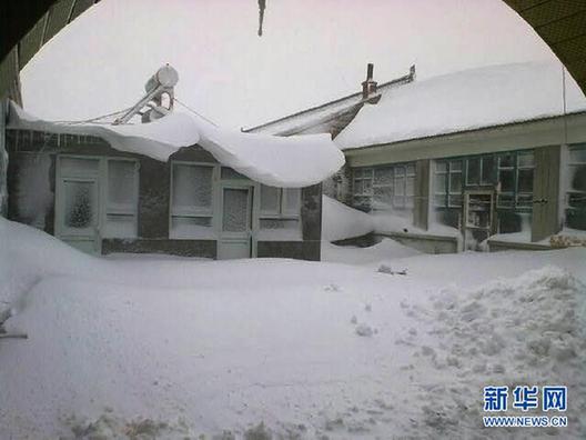 北京大雪高速積雪嚴重致擁堵 武警給司機送飯