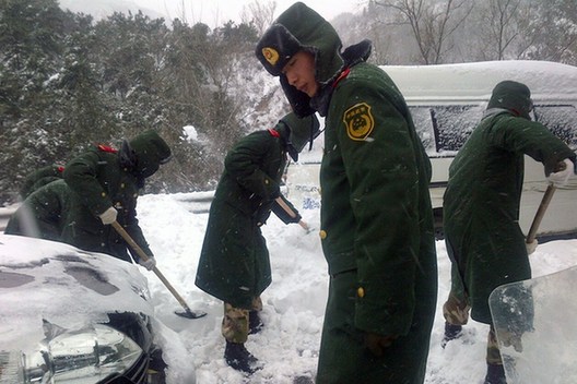 北京大雪高速積雪嚴(yán)重致?lián)矶?武警給司機(jī)送飯