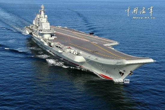 中國艦載機(jī)首次在航母遼寧艦上起降 現(xiàn)場震撼