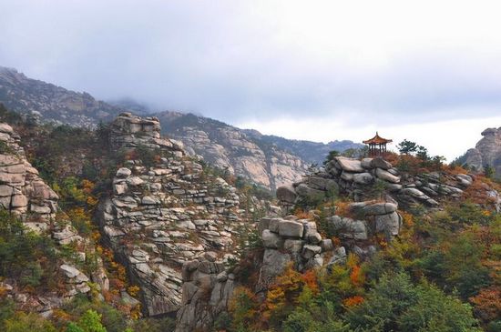 嶗山昨日喜迎初雪 曬大美巨峰深秋紅葉