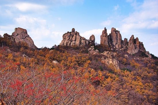 嶗山昨日喜迎初雪 曬大美巨峰深秋紅葉