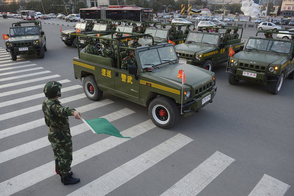 武警街頭武裝巡邏:巡邏車清一色是勇士