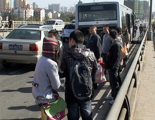 公交車行駛中跑掉兩輪胎 滿車乘客驚魂