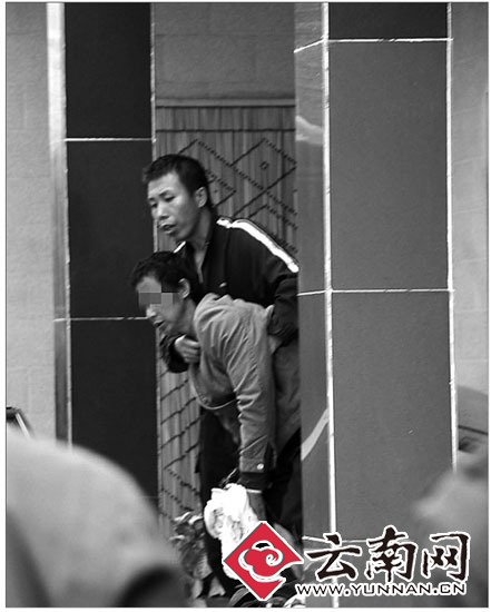 男子持刀綁架人質(zhì)索要錢(qián)財(cái)被特警擊斃(組圖)